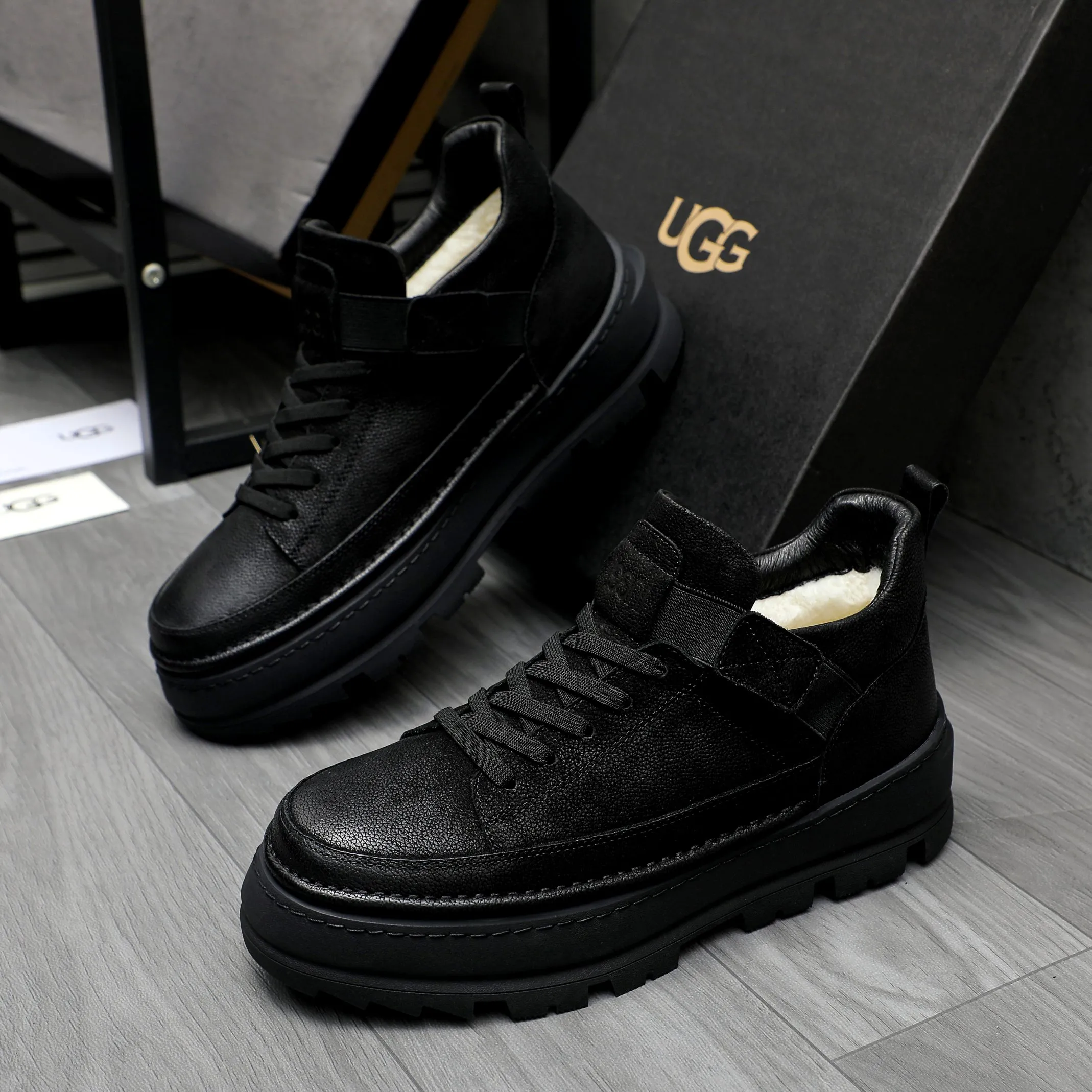 P620 Product trademark: "UGG" Gaobang men's shoes Regular size: 39-44 Product materials: Selected first-layer cowhide upper, wool lining, original outsole